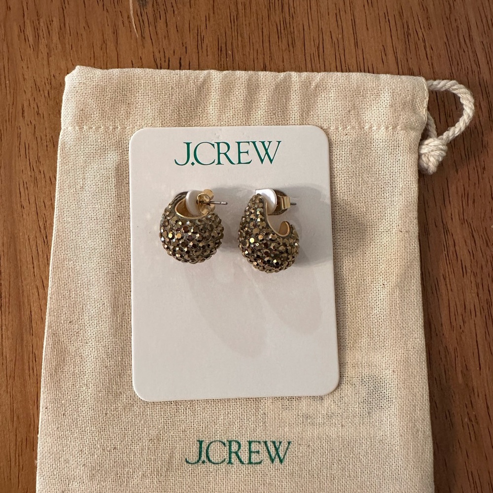 Tear drop earrings. Black and gold.